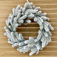 Рождественский венок Traditional из литой хвои d-40 см заснеженный