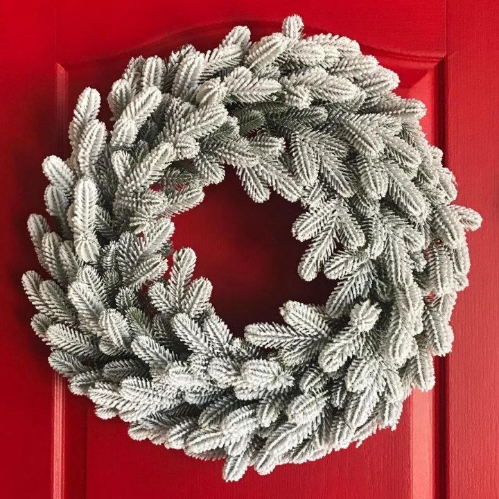 Рождественский венок Traditional из литой хвои d-50 см заснеженный